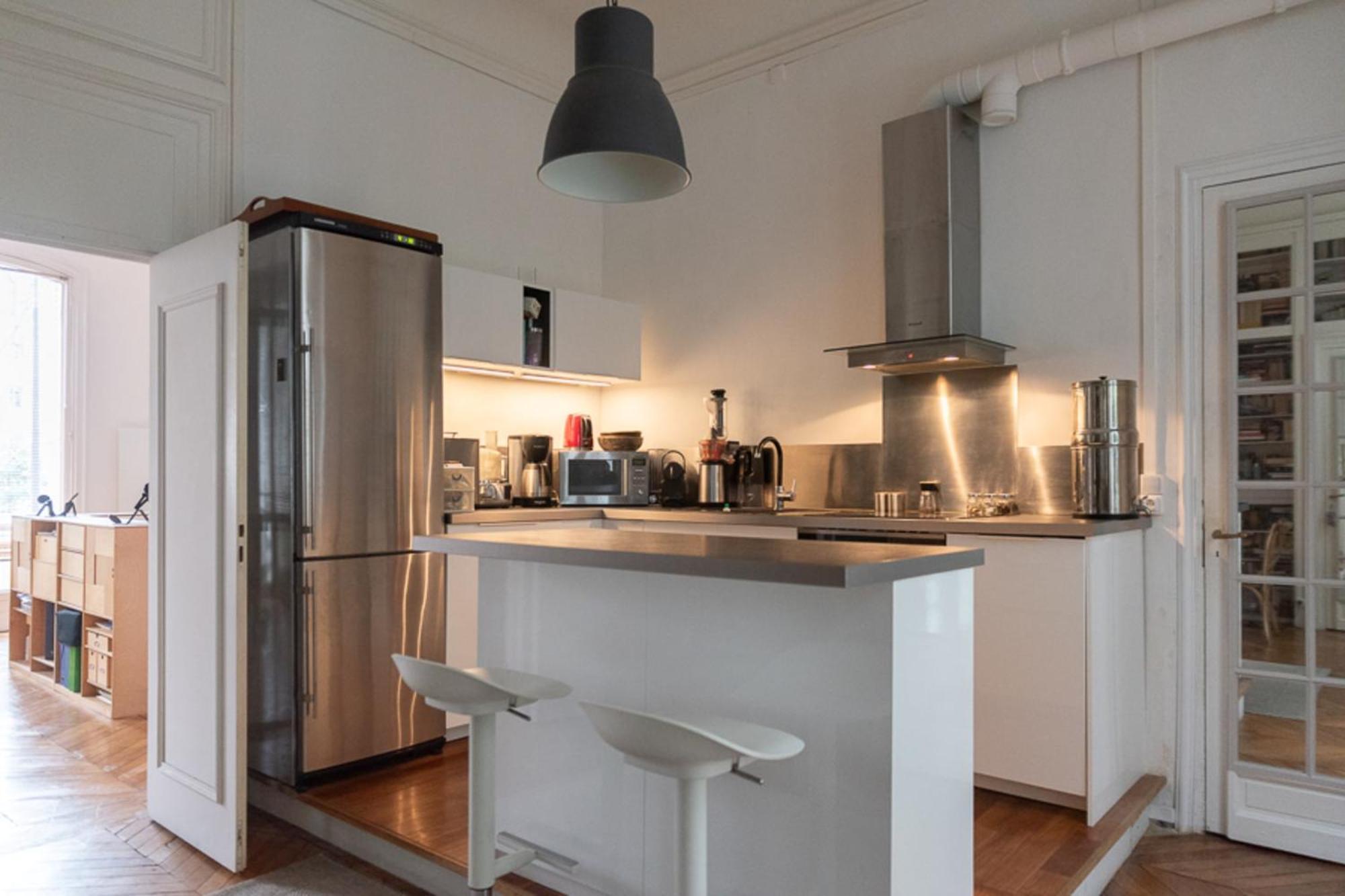 Spacious Nest With Terrace Near Batignolles Parijs